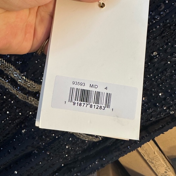 (238) ❤️ BNWT MAC DUGGAL
Sequined V Neck Bishop Sleeve Dress DRESS # 93593 - Picture 9 of 10